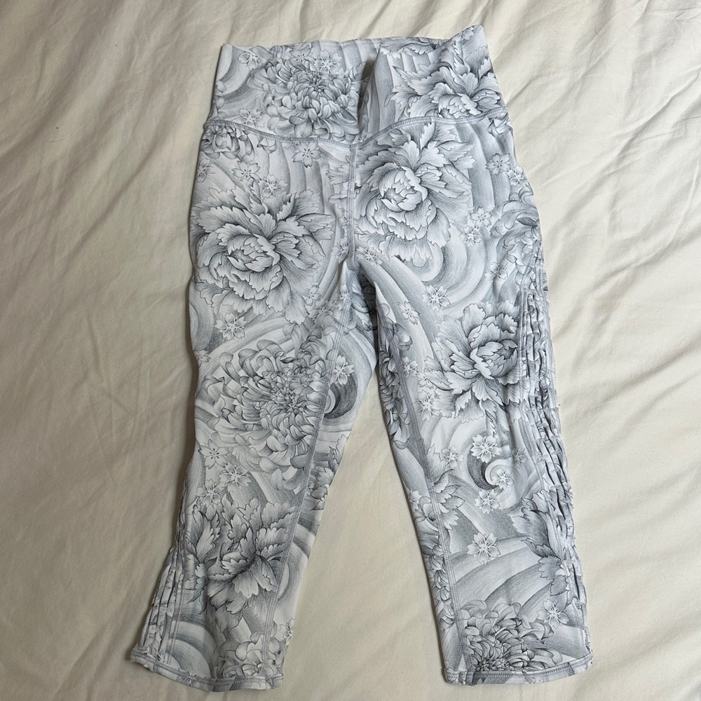 lululemon athletica Floral Print Capri Leggings - Light Gray & White
